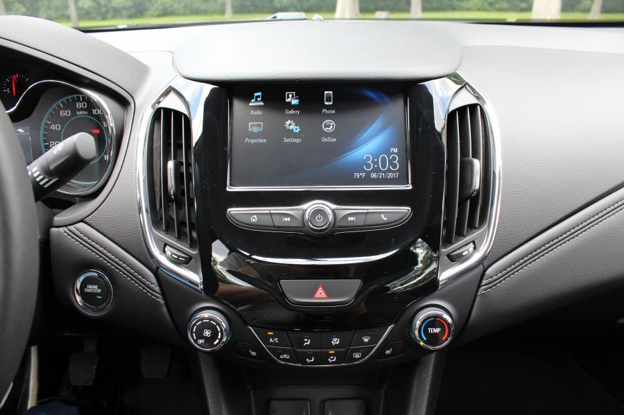 Детали интерьера Chevrolet Cruze Diesel 2017 года  (NA) (фото 38 из 52)